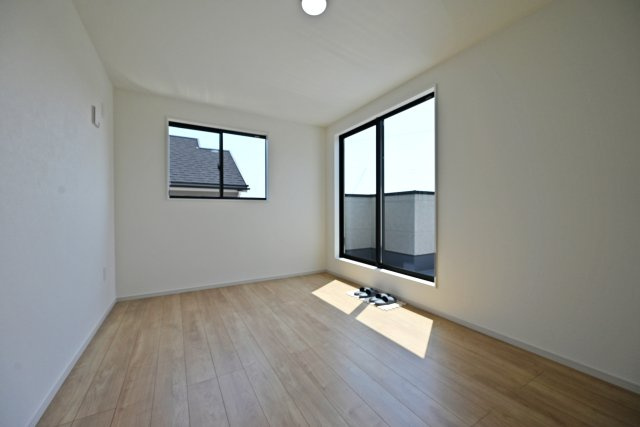 KEIAI GRACE伊丹市鈴原町4丁目新築一戸建て│4LDK+駐車1台可の洋室|2階洋室（9.5帖）
主寝室想定、バルコニーに面した明るいお部屋です。