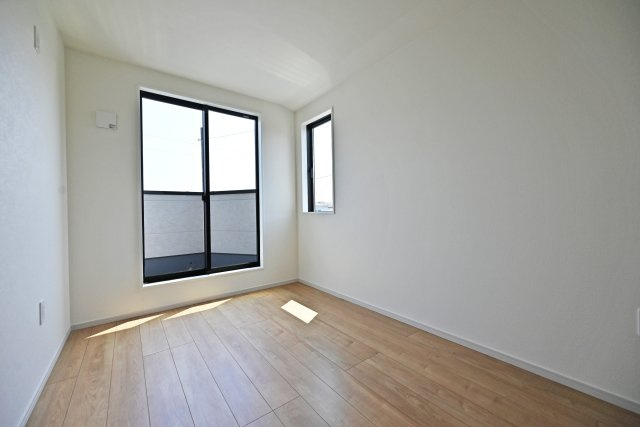 KEIAI GRACE伊丹市鈴原町4丁目新築一戸建て│4LDK+駐車1台可の洋室|2階洋室（5.5帖）
バルコニーに面した明るいお部屋です。