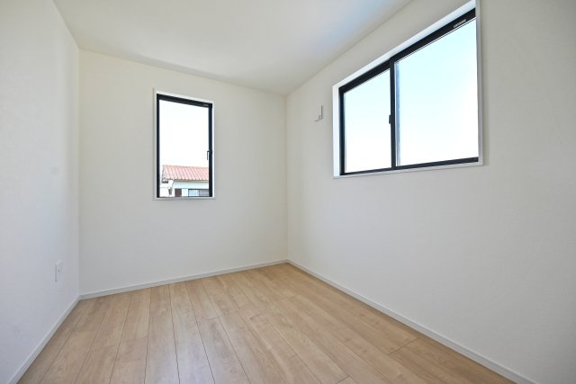 KEIAI GRACE伊丹市鈴原町4丁目新築一戸建て│4LDK+駐車1台可の洋室|2階洋室（5.0帖）
2面採光の明るいお部屋です。