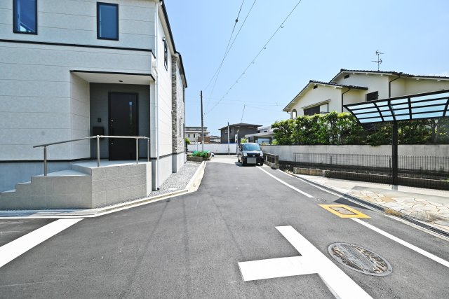 KEIAI GRACE伊丹市鈴原町4丁目新築一戸建て│4LDK+駐車1台可の前面道路含む現地写真|西側前面道路　幅員約5.1ｍ