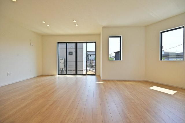 KEIAI GRACE伊丹市鈴原町4丁目新築一戸建て│4LDK+駐車1台可の居間・リビング|リビングの南側に大きく開いた窓から明るい陽射しが差しこんでくる明るい空間になっています。家族の笑い声が聞こえてきそうですね。
