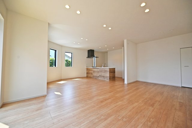 KEIAI GRACE伊丹市鈴原町4丁目新築一戸建て│4LDK+駐車1台可の居間・リビング|約23帖大のLDKは、家族全員がゆったりと寛げるだけのスペースを確保しています。お好きな家具をコーディネートして頂けます。