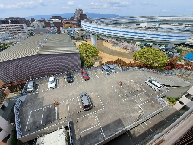 アプリーレ西宮武庫川の駐車場