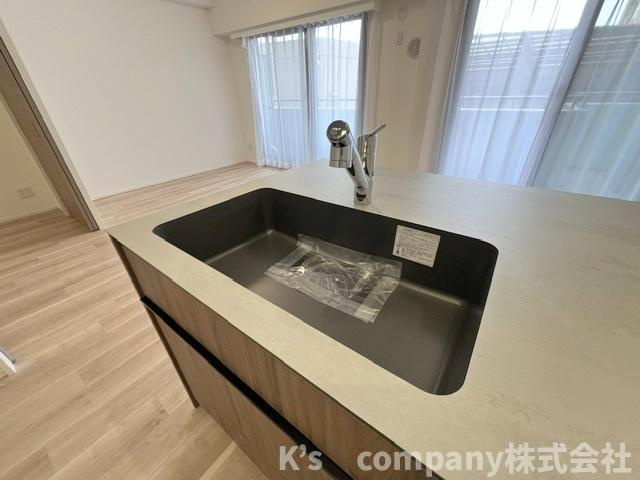 ◎藤沢市片瀬海岸1丁目　シルフィード湘南のキッチン|アクセントのある濃い色調のおしゃれなシンク◇