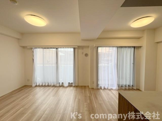 ◎藤沢市片瀬海岸1丁目　シルフィード湘南の居間・リビング|広い窓からは湘南の風を感じられ通風良好です◇