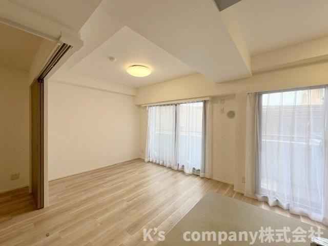 ◎藤沢市片瀬海岸1丁目　シルフィード湘南の居間・リビング|リビングの隣には洋室6帖があり開放してお使いいただくと広く感じられます◇