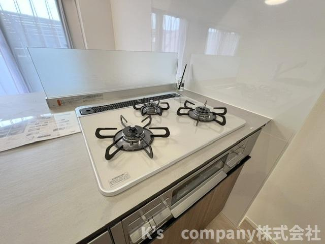 ◎藤沢市片瀬海岸1丁目　シルフィード湘南のキッチン|三口ガスコンロでお料理の幅が広がります◇