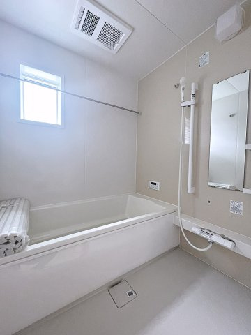 新築戸建・新築建売　玉村町斎田第2期　玉村小学校・玉村中学校の浴室|浴室乾燥機付きで小窓がついているので簡単に換気が可能です！洗濯物干しもできるので便利！