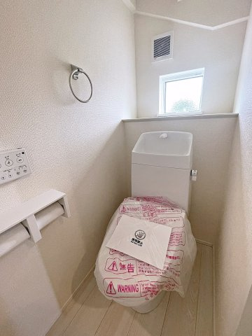 新築戸建・新築建売　玉村町斎田第2期　玉村小学校・玉村中学校のトイレ|白を基調としており小窓で換気ができるので清潔感のある空間。ペーパーホルダーが2つあるのも便利です！