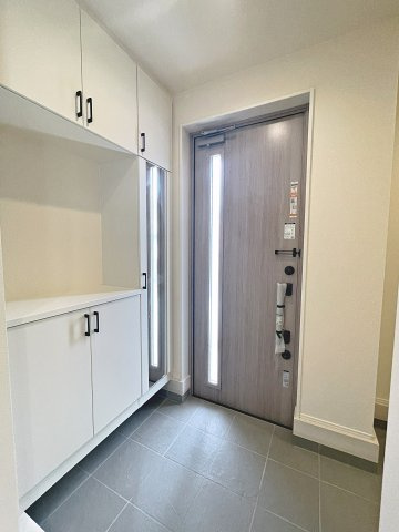 新築戸建・新築建売　玉村町斎田第2期　玉村小学校・玉村中学校の玄関|大容量のシューズボックスがあり収納豊富な玄関スペース。玄関ドアから日差しが入り明るいです！