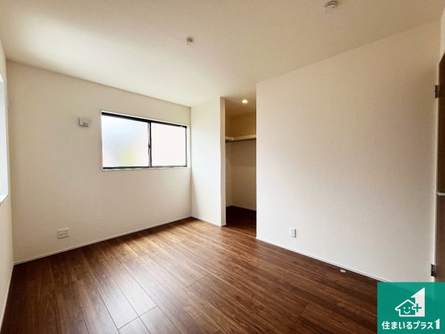神戸市西区王塚台　第9期　新築一戸建ての洋室|寝室は心地よい眠りについてもらいたくて、シンプルかつ開放的な空間な設計にしています！大きな窓から差し込む日が心地いいです♪