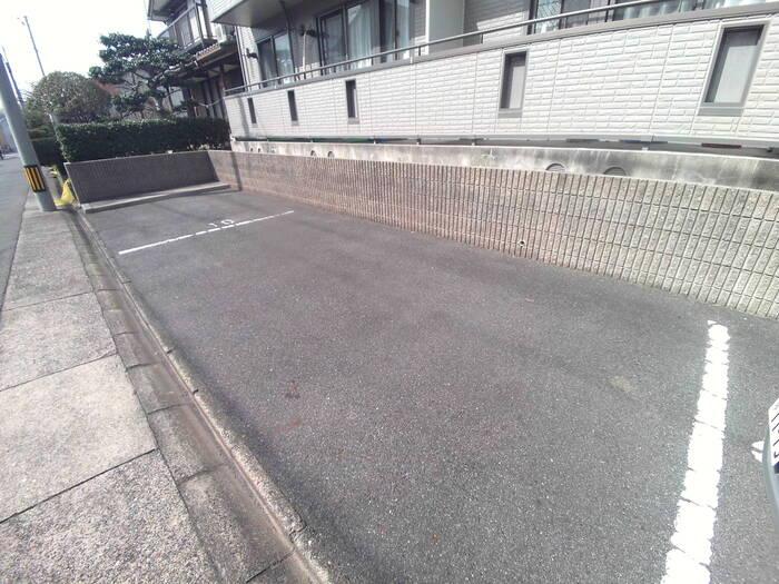 ルミエールの駐車場