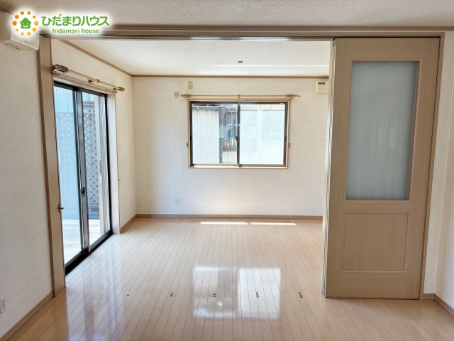 野田市柳沢　中古戸建　平成17年築の居間・リビング|風通しが良いため、夏は風を感じて涼しく過ごせます(^^♪						
