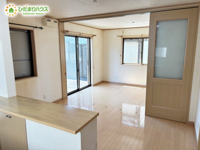野田市柳沢　中古戸建　平成17年築の居間・リビング|家族だんらんで、笑顔のたえない時間も増えそうな広々としたLDKが魅力です(^^)/窓も多くて明るい空間でくつろげます。							
