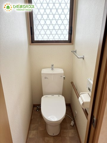野田市柳沢　中古戸建　平成17年築のトイレ|トイレは1F、2F共に完備！取り合いになることがありませんね(^^)/							
