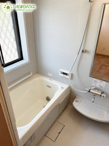 野田市柳沢　中古戸建　平成17年築の浴室|浴室には手すりが付いているので、ご年配の方にも安心です！				
