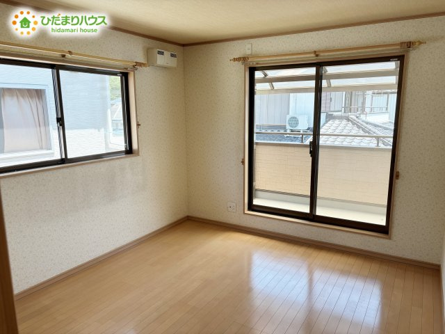 野田市柳沢　中古戸建　平成17年築の洋室|バルコニーに面している居室なので、自然と光が差し込みます。						
