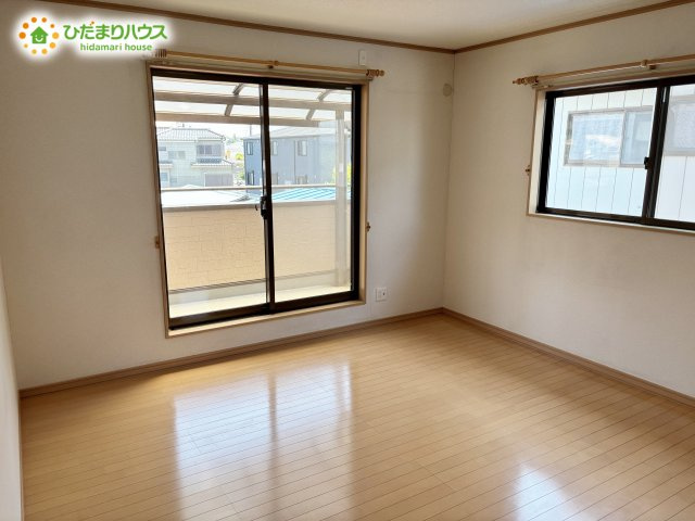 野田市柳沢　中古戸建　平成17年築の洋室|バルコニーに面していて、たっぷり光りの入る明るい主寝室です！							
