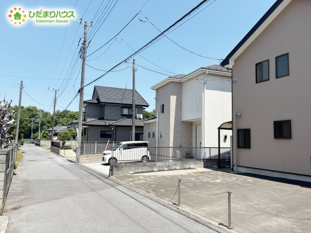 野田市柳沢　中古戸建　平成17年築の前面道路含む現地写真|交通量の少ない前面道路は、小さなお子様のいるご家庭でも安心です！
