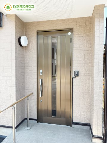野田市柳沢　中古戸建　平成17年築の玄関|手すり付きの玄関ポーチです♪