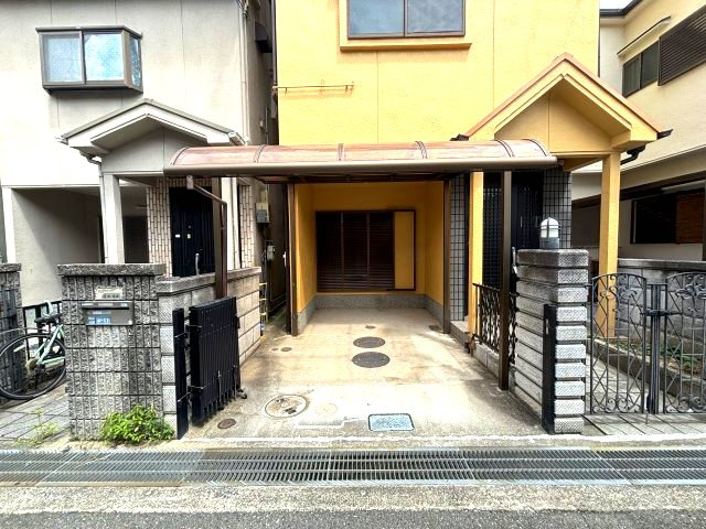 富田林市西板持町７丁目の一戸建ての駐車場