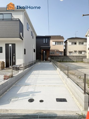 神戸市西区王塚台６丁目　全５棟　4号棟　新築戸建の駐車場|弊社独自で毎月５組限定「人気オプション３点パック」カーポート・バルコニー・ウッドデッキを１万円で取付