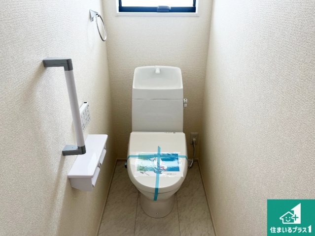 神戸市西区王塚台　第9期　新築一戸建てのトイレ|1・2階の2ヶ所にあるので、朝の忙しい時間の順番待ちもなく、深夜の利用にも大変便利です。