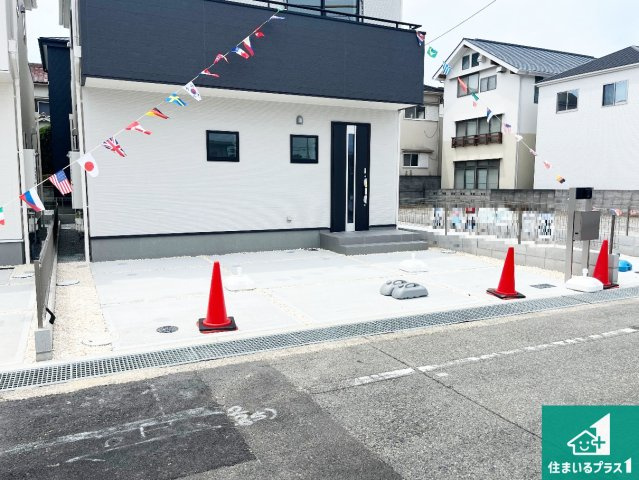 神戸市西区王塚台　第9期　新築一戸建ての駐車場|並列２台駐車可能！ゆとりの駐車スペースで車庫入れもスムーズ！