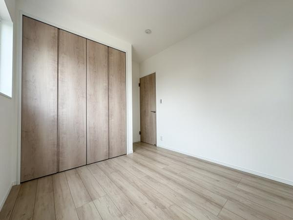 P-TELAS三佐2丁目3号地の洋室|木目調のフローリングがあたたかみを感じさせる洋室です。収納スペースもしっかり確保されています。