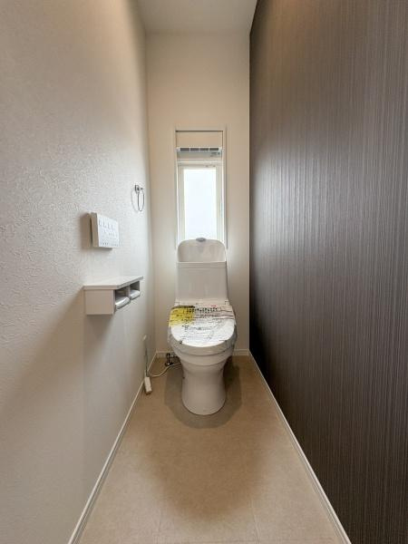 P-TELAS三佐2丁目2号地のトイレ|明るい印象のトイレ空間です。