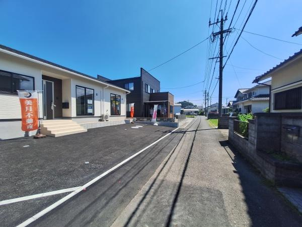 里第3-2号棟の前面道路含む現地写真|現地写真から周辺は日当たりの良いエリアであることが伺えます。前面道路は車の出入りがしやすい広さです。建物周辺も整備されており快適な印象があります。道路の舗装状況も良好です。