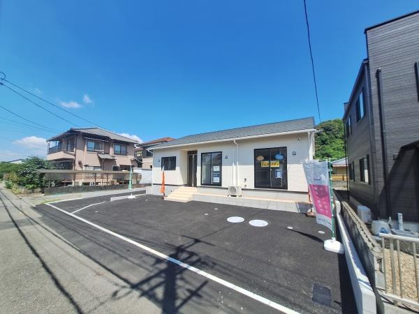 里第3-2号棟の前面道路含む現地写真|前面道路を含む現地写真です。敷地内に駐車スペースがあり建物も新しさを感じます。周辺には静かな住宅が並び住環境に配慮されています。空が広く日当たりも確認しやすい環境です。