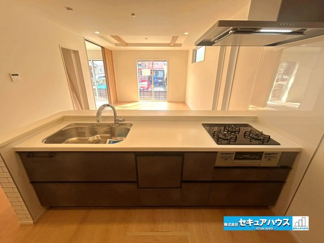 【本日ご案内可能】東郷町清水三丁目　全1棟のキッチン|【キッチン】
◆同時にたくさんの料理が調理できる3口コンロ。「焼く・蒸す・煮る」の工程を同時進行で進めることができるので、料理を素早く作ることができます。
◆洗い物の時短に繋がる食洗機付きです。　　　