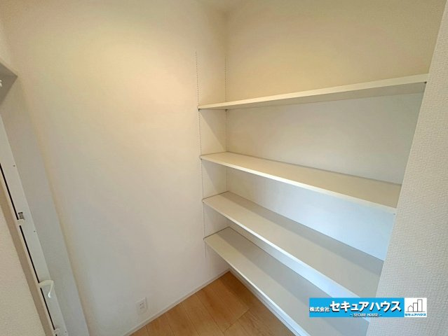 【本日ご案内可能】東郷町清水三丁目　全1棟の収納|【キッチン背面のパントリー】
◆勝手口付きのパントリー付きキッチンです。
◆可動棚4段付きのため物の高さによって調整可能です♪調味料や飲み物のストック、お菓子などをしまうことのできる便利な収納です。　