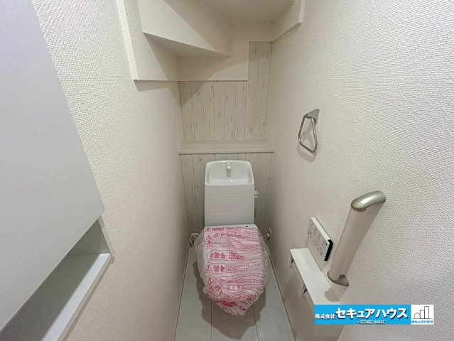 【本日ご案内可能】東郷町清水三丁目　全1棟のトイレ|【高機能トイレ】
◆高機能トイレの多くは便器のフタの開閉が自動であり、使用後に手動で水を流す面倒もなく非常に便利です。スタイリッシュな見た目で、お掃除しやすく、節水効果が高いです。　　　　　　　　　　