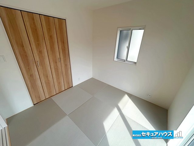 【本日ご案内可能】東郷町清水三丁目　全1棟の和室|【和室4.5帖】
◆リビングに続く和室の扉を開ければお子様の遊び場や寝転がるスペースとして利用できます。
◆扉を閉めれば客間としても利用できる汎用性の高さが魅力です。　　　　　　　　　　　　　　　　　