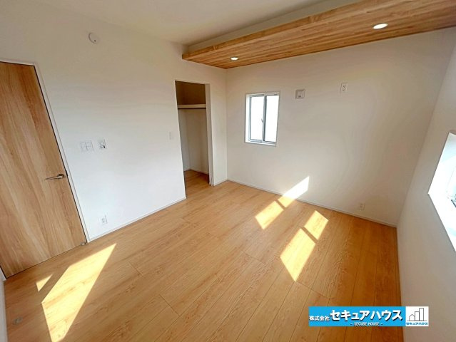 【本日ご案内可能】東郷町清水三丁目　全1棟の洋室|【洋室7帖】
◆主寝室にはウォークインクローゼットがございます。
◆折上天井には関節照明付きでお洒落な空間に仕上がっています。
◆7帖の広さがあるため大きなベッドも配置可能です。　　　　　　　　　　　