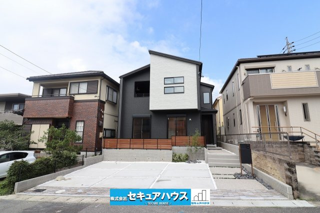 【本日ご案内可能】東郷町清水三丁目　全1棟の外観|【現地外観写真】
◆完成済！本日ご案内可能◎365日営業中！
◆駐車並列3台可能！オプション工事でカーポート設置などいかがでしょうか。その他にも、フェンスなどの「オプション工事」もご提案いたします♪　