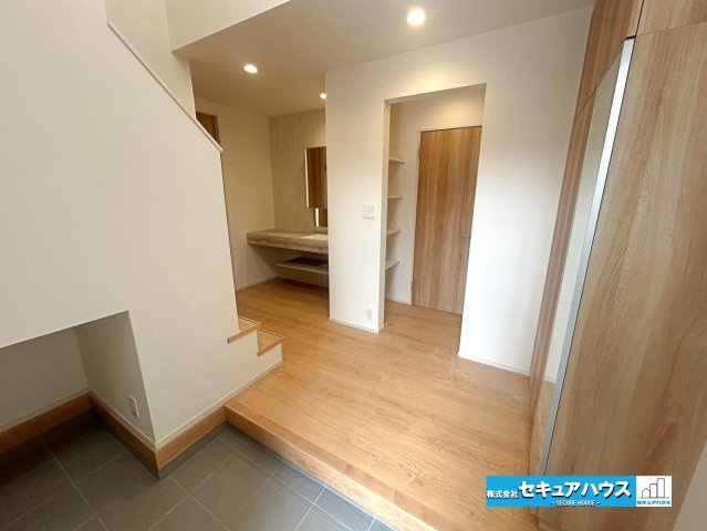 【本日ご案内可能】東郷町清水三丁目　全1棟の玄関|【玄関】
◆採光・通風にも配慮された設計で毎日明るい空間をキープします♪
◆大容量のシューズボックスには全身鏡付きで身だしなみを確認してからお出かけできます。
◆ダブルロックキーで防犯面も安心です。　