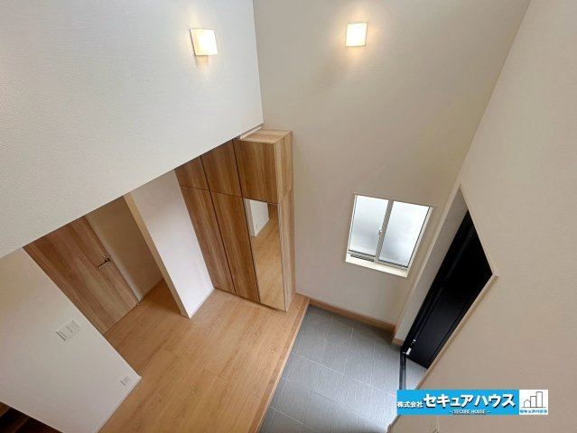 【本日ご案内可能】東郷町清水三丁目　全1棟の玄関|【玄関吹抜】
◆天井が高くなることで視線が縦に抜け、実際の床面積よりも広く感じられます。「家の顔」である玄関にゆとりが生まれ、家全体が余裕のある印象になります。採光を取り入れ明るい玄関スペースです♪　