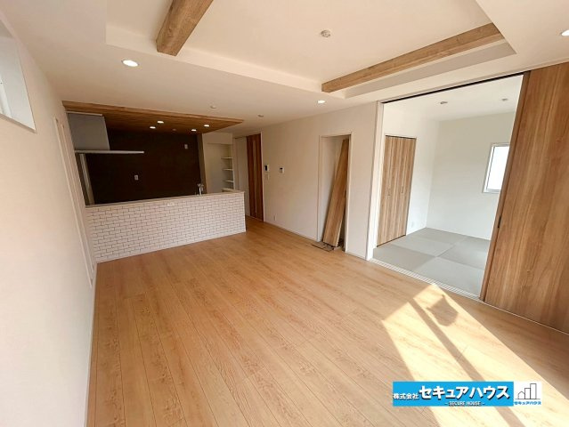 【本日ご案内可能】東郷町清水三丁目　全1棟の居間・リビング|【LDK17.875帖】
◆通学から帰宅し、リビングルームで会話を楽しむ子ども達。リビングから臨む景色は太陽色に染まり、解放感溢れゆったりとしたひと時を過ごすことが出来る素敵な空間です。　　　　　　　