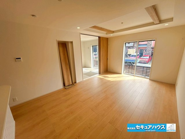 【本日ご案内可能】東郷町清水三丁目　全1棟の居間・リビング|【LDK17.875帖】
◆日当たりが良く温かい広々リビングは家族の団らんスペースになります。
◆収納クローゼット付きのリビングです。日用品のストックや掃除用具などを収納することができます。　　　　　