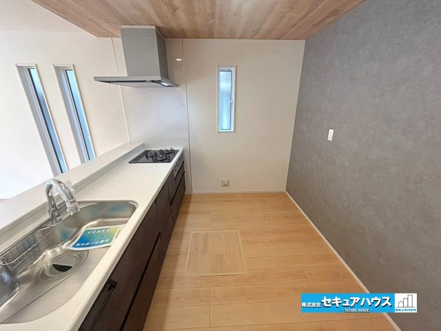 【本日ご案内可能】東郷町清水三丁目　全1棟のキッチン|【キッチンスペース】
◆広々としたキッチンスペースのため家族で並んで料理できます。
◆ポップアップ天井×アクセントクロスによりお洒落なキッチンスペースに仕上がっております。
◆床下収納付きです。　　　
