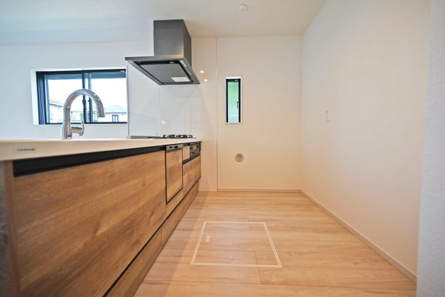 KEIAI GRACE伊丹市鈴原町4丁目新築一戸建て│5LDK+駐車2台可のキッチン|キッチンスペースは食器棚を配置しても余裕の広さ。お料理中でも複数人がすれ違えるだけの余裕があります。
