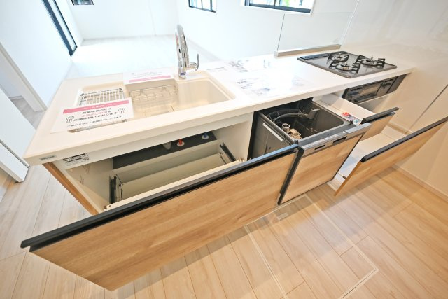 KEIAI GRACE伊丹市鈴原町4丁目新築一戸建て│5LDK+駐車2台可のキッチン|広々としたワークトップはお料理の盛り付けに便利。シンク下の収納スペースには大きなお鍋やフライパンのような調理器具もスッポリ収納できます。