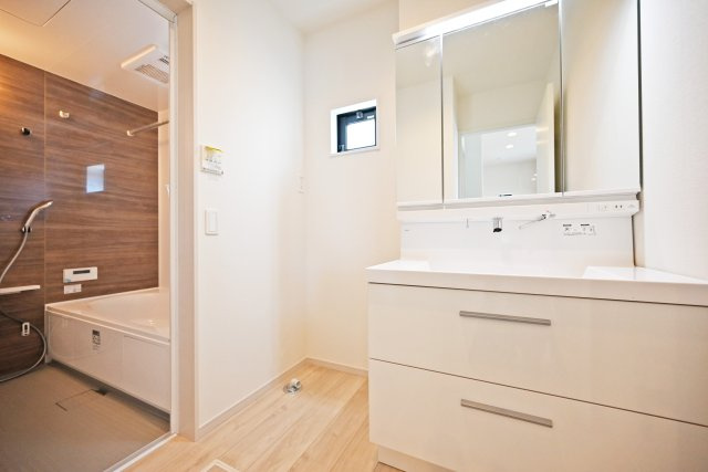 KEIAI GRACE伊丹市鈴原町4丁目新築一戸建て│5LDK+駐車2台可の独立洗面台|洗面所は2人並んで支度ができるスペースが確保されています。何かと忙しい朝の支度もこれで安心です。