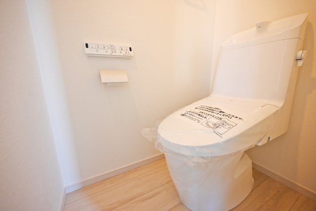 KEIAI GRACE伊丹市鈴原町4丁目新築一戸建て│5LDK+駐車2台可のトイレ|トイレは一年を通して快適に利用できる温水洗浄便座付。1階と2階にそれぞれ配置。