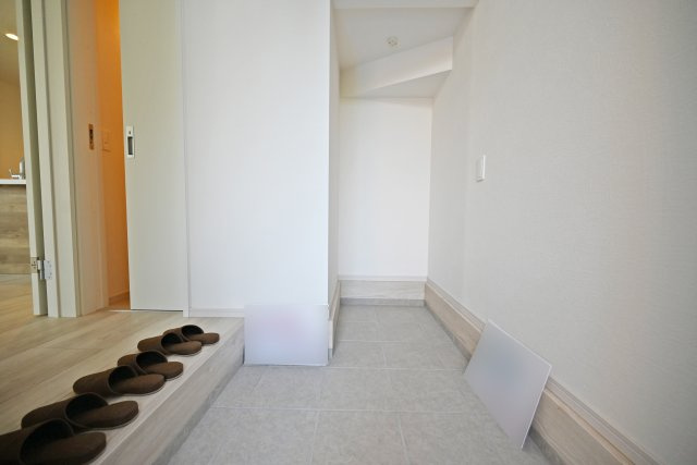 KEIAI GRACE伊丹市鈴原町4丁目新築一戸建て│5LDK+駐車2台可の玄関|玄関横には玄関収納と土間収納があるので、家族全員の靴もまとめて収納できます。毎日使う場所だからスッキリと片付けておきたいですね。