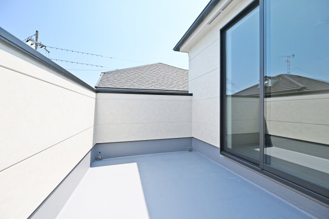 KEIAI GRACE伊丹市鈴原町4丁目新築一戸建て│5LDK+駐車2台可のバルコニー|広々としたルーフバルコニーは陽当たり良好、洗濯物を干すだけでなく気分転換にのんびりできる空間です。