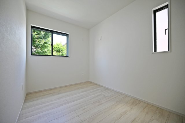 KEIAI GRACE伊丹市鈴原町4丁目新築一戸建て│5LDK+駐車2台可の洋室|1階洋室（5.1帖）
2面採光の明るいお部屋です。